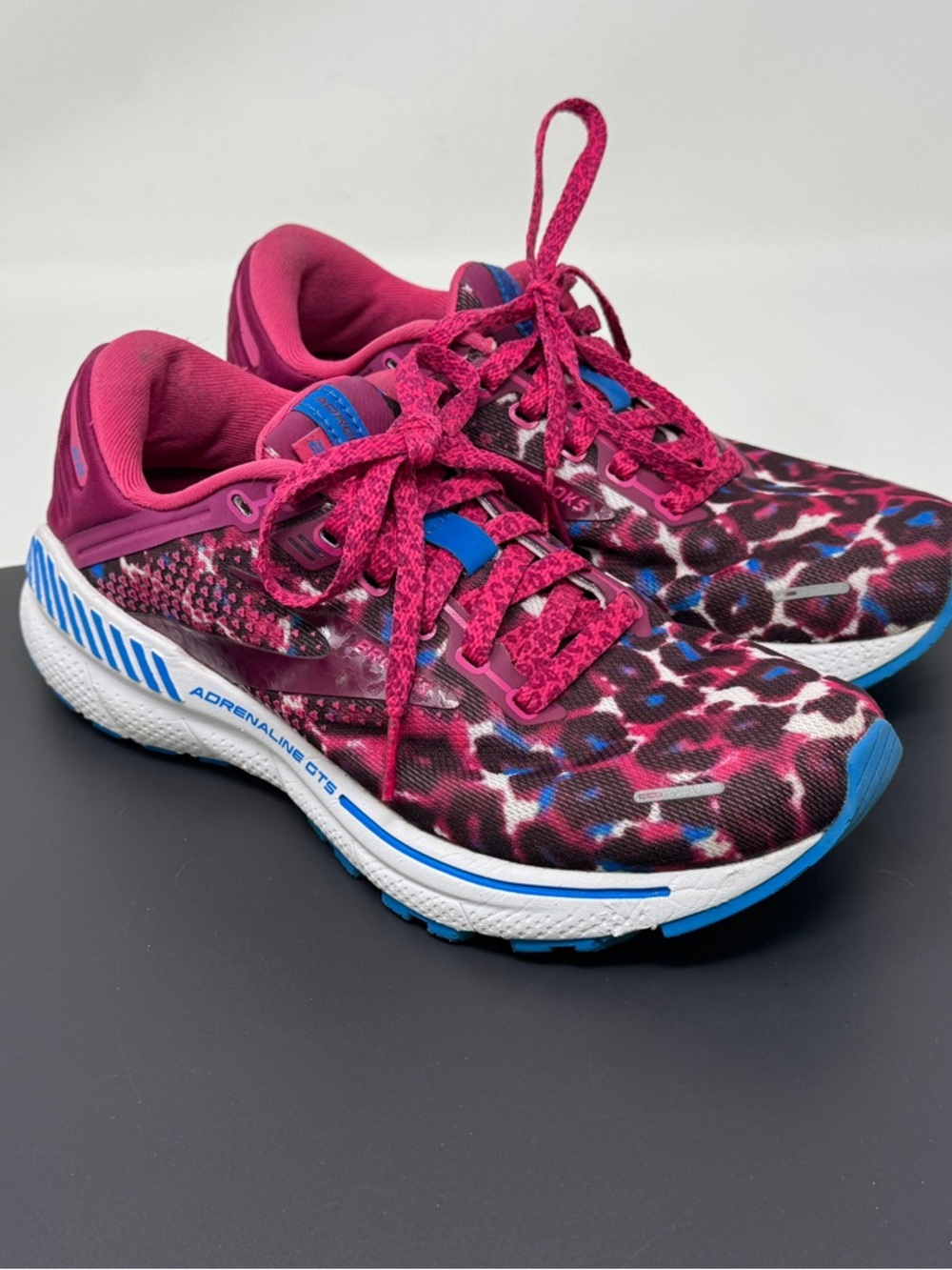 Brooks Adrenaline 22 GTS 22 Cheetah Pink Magenta size 6